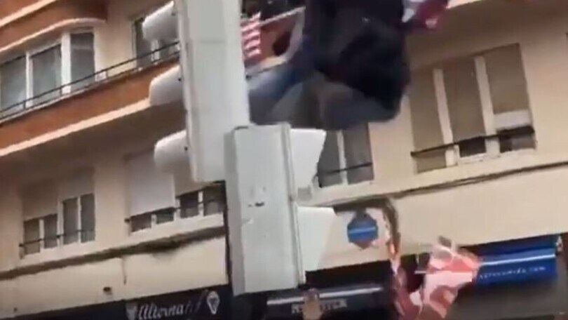 Tifoso esaltato si schianta al suolo! Il tuffo non va come previsto...