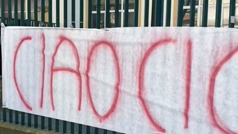 Lo striscione dei tifosi della Fiorentina per Rialti