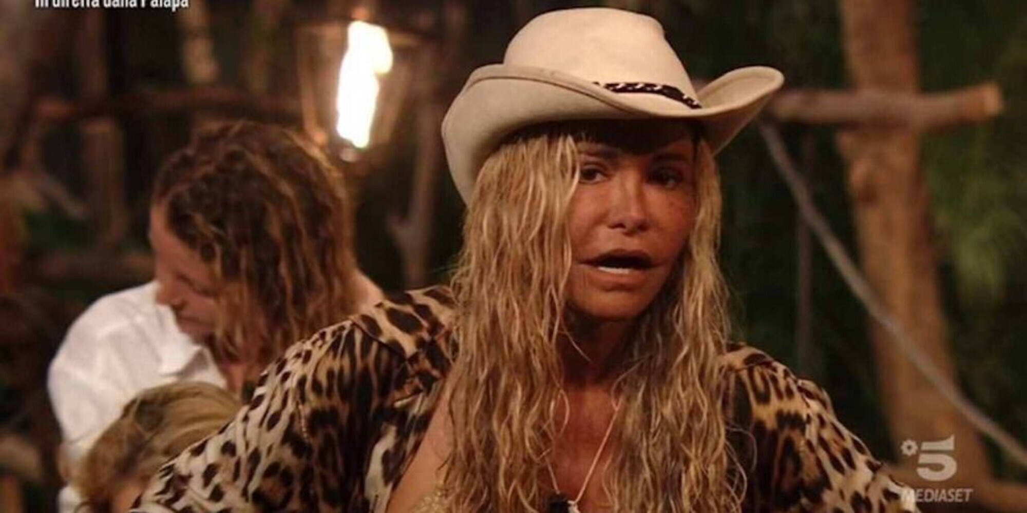Isola dei Famosi: Vera Gemma accende il fuoco con i capelli