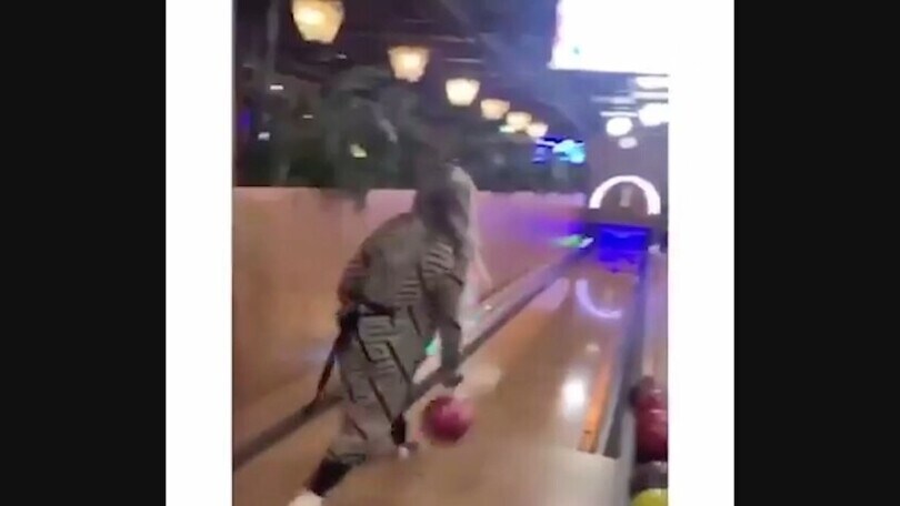 Il trucco per non vincere a bowling? Restituirsi la palla