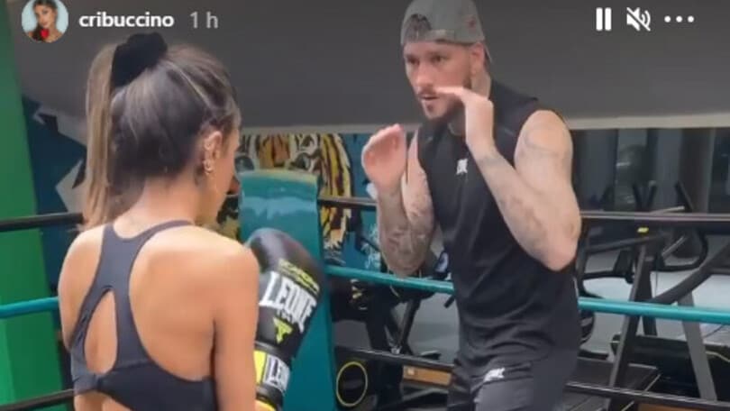 Cristina Buccino si esibisce sul ring con Scardina: che grinta