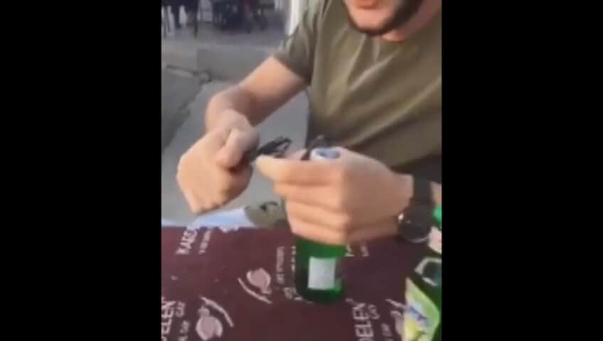 Senza apribottiglie ma col telefono: l’idea non è per nulla geniale!