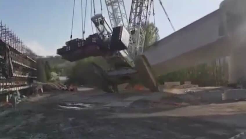 La gru si ribalta e precipita sulla nuova ferrovia: incidente da brividi