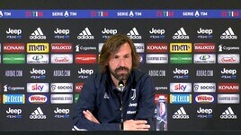 L'attacco di tosse del giornalista durante la conferenza di Pirlo