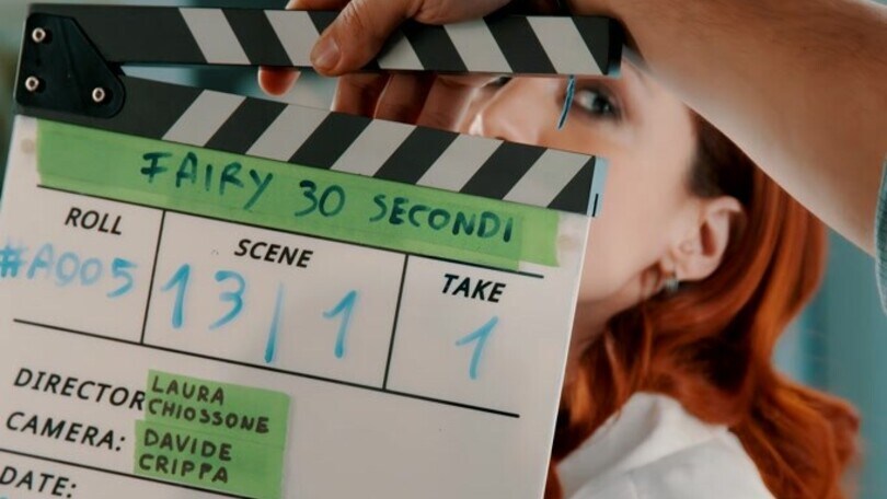 Andrea Delogu, smorfie e balletti durante il backstage di uno spot
