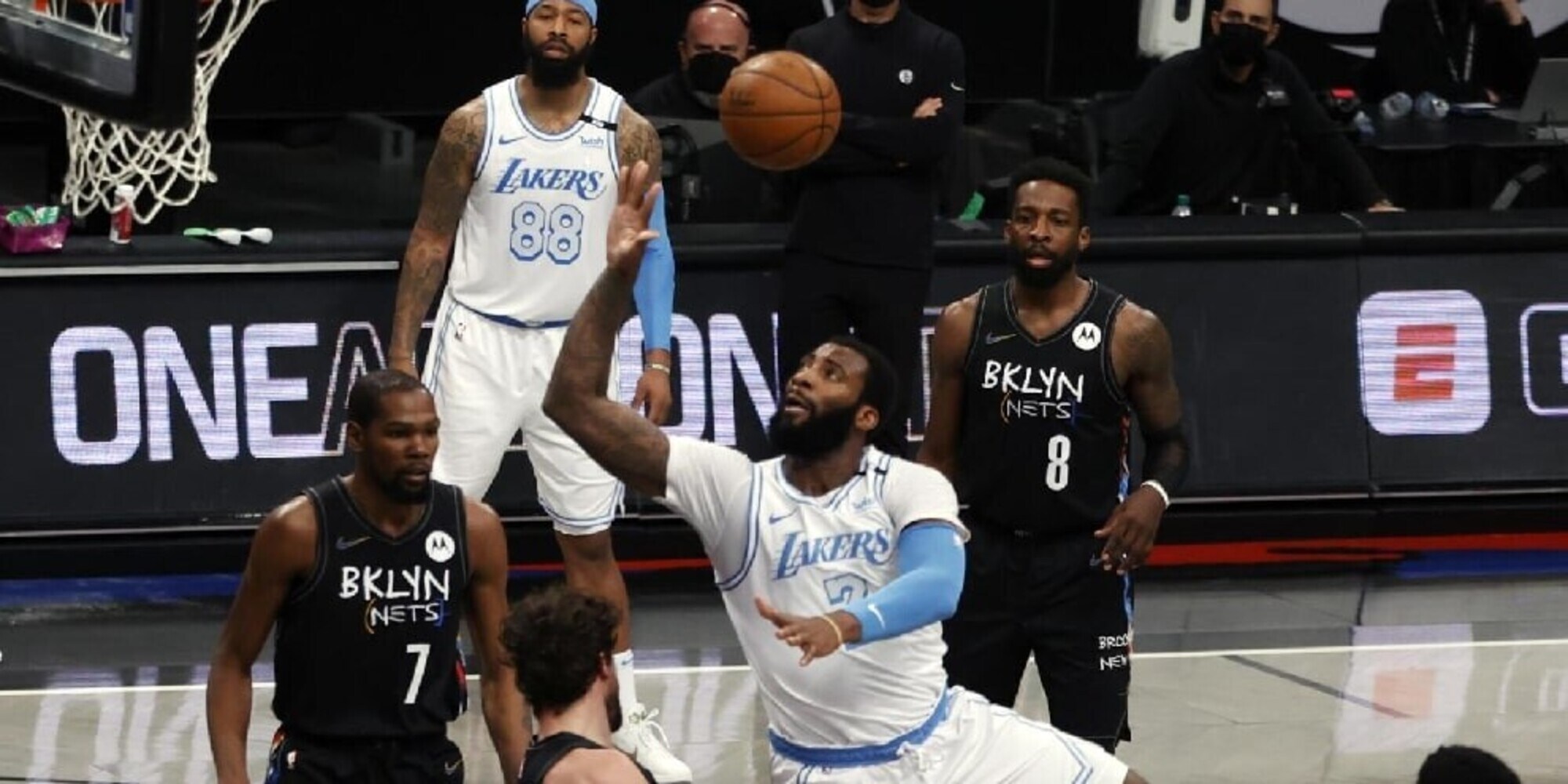 Nba, I Lakers stendono i Nets. Utah e Suns continuano a vincere
