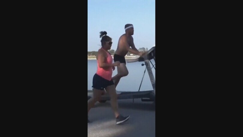 Allenamento in spiaggia è tutto da ridere: corri, corri che tanto ti supero