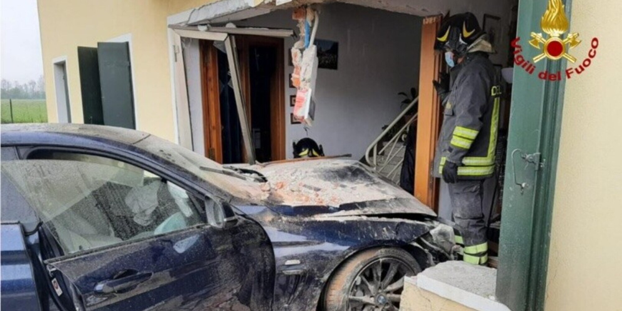 Padova, pauroso incidente tra due auto: BMW sfonda il muro di una casa