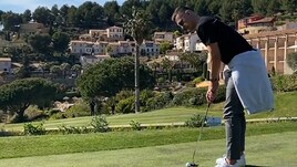 Milik gioca a golf: la buca da pochi passi non è difficile ma esulta!