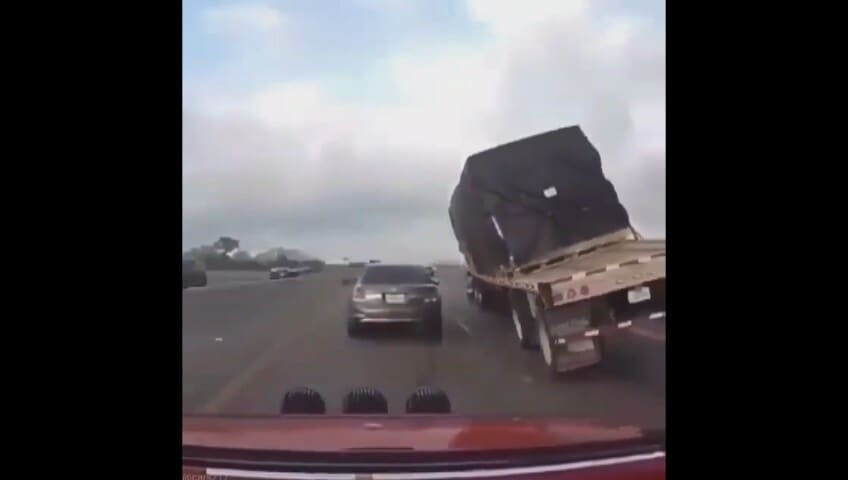 Autista compie il miracolo al volante: il camion sta per sbandare quando...