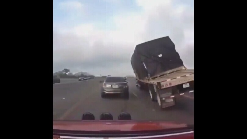 Autista compie il miracolo al volante: il camion sta per sbandare quando...