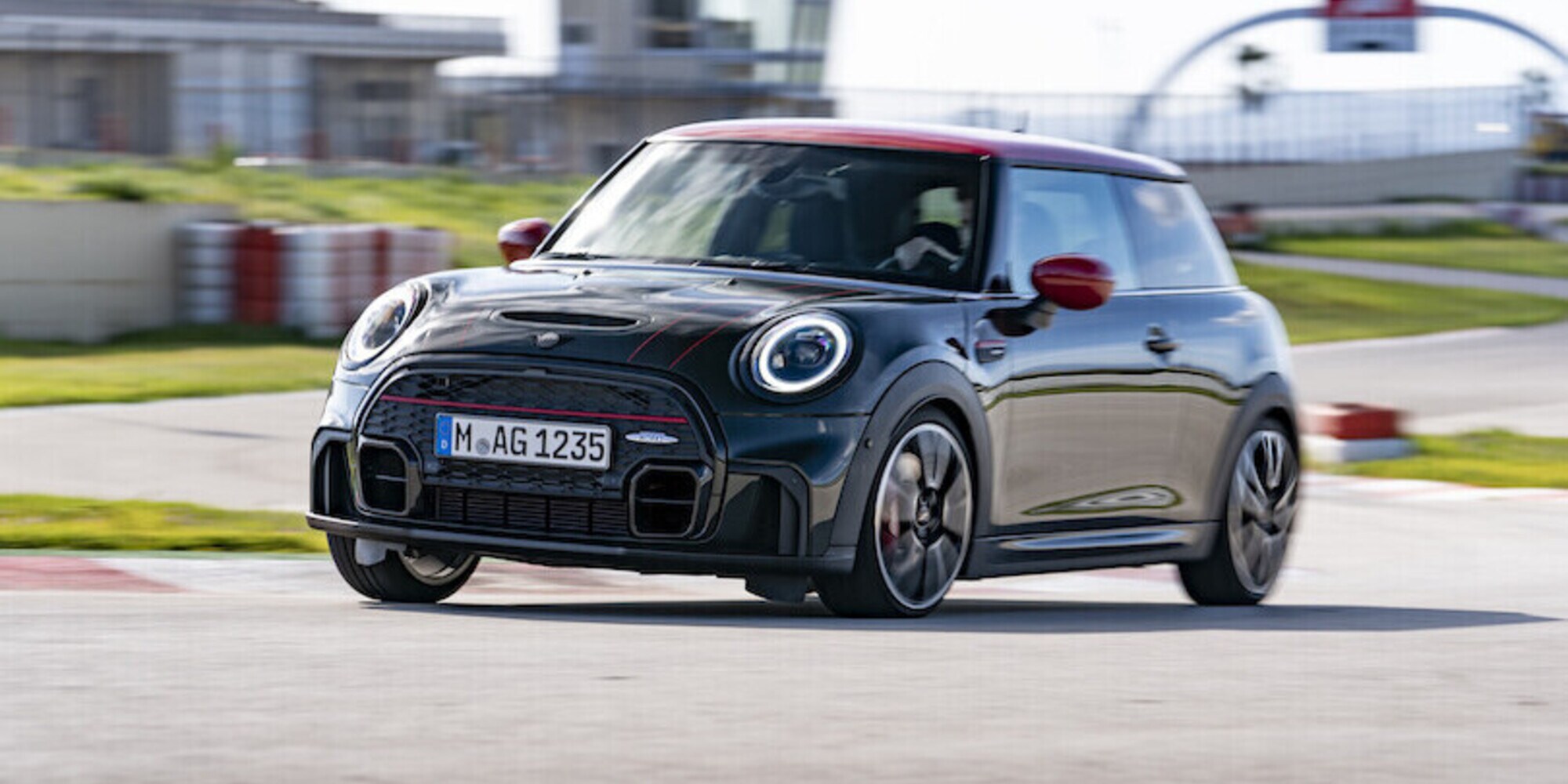 MINI John Cooper Works 2021, nuovo look per la piccola sportiva