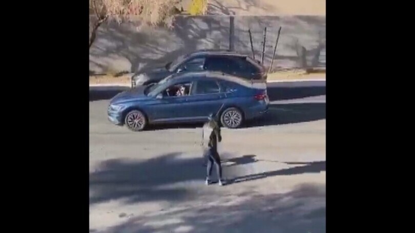 Riuscirà a parcheggiare l'auto? La manovra di questa donna è infinita!