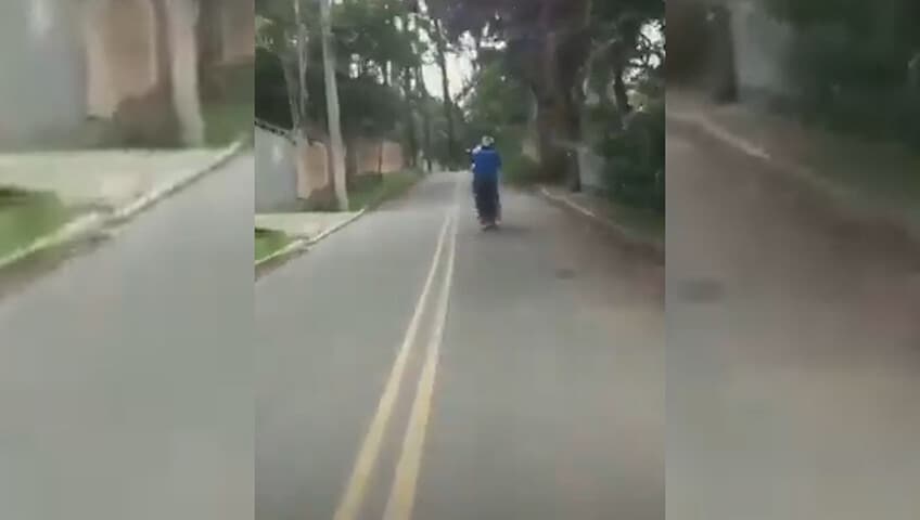 Motociclista acrobata mancato: l’impennata è un flop totale