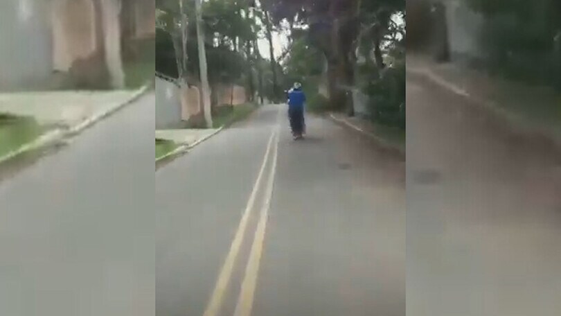 Motociclista acrobata mancato: l’impennata è un flop totale