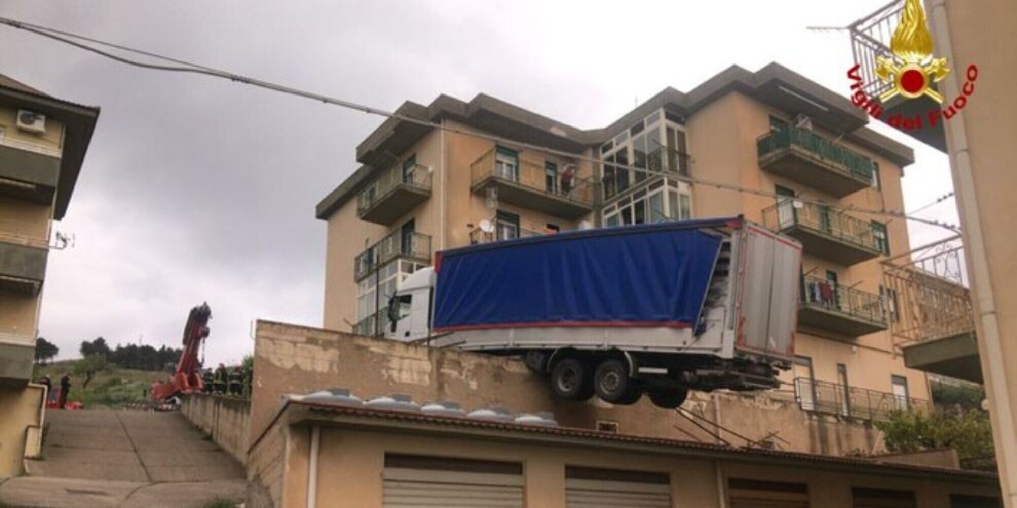 Palermo, incredibile incidente: camion sul tetto FOTO