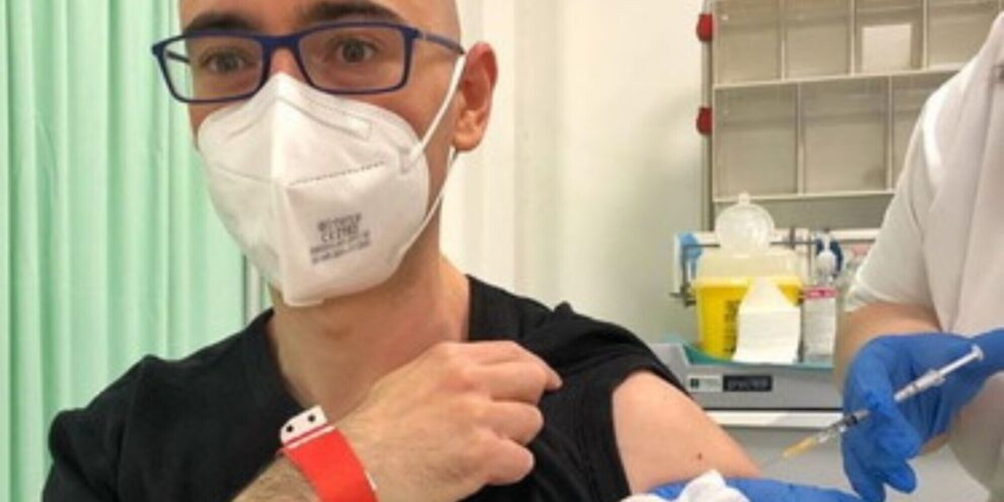 Aranzulla vaccinato a 31 anni, bufera: cosa è successo