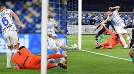 Napoli-Inter, la sequenza dell'errore di Handanovic e De Vrij