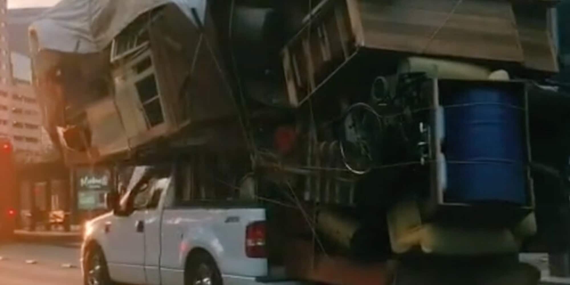 Tutta casa sul Ford F-150, trasloco monstre in Messico