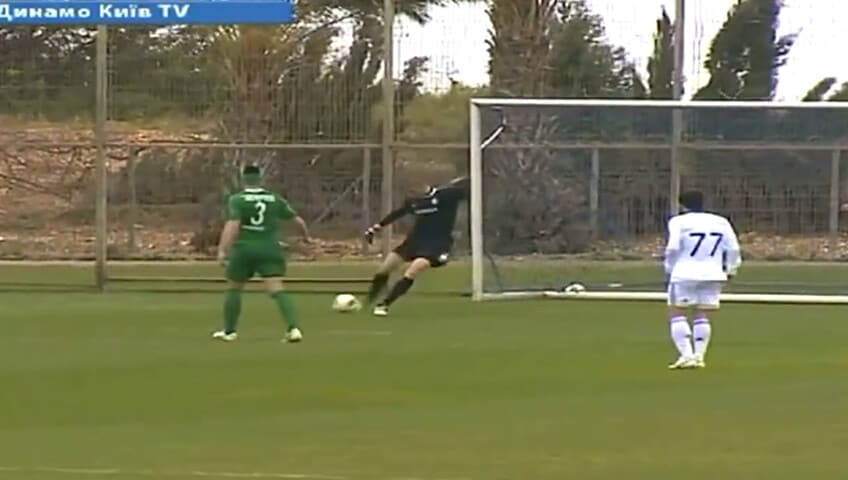Che assist il vento: il portiere si becca un bell'autogol