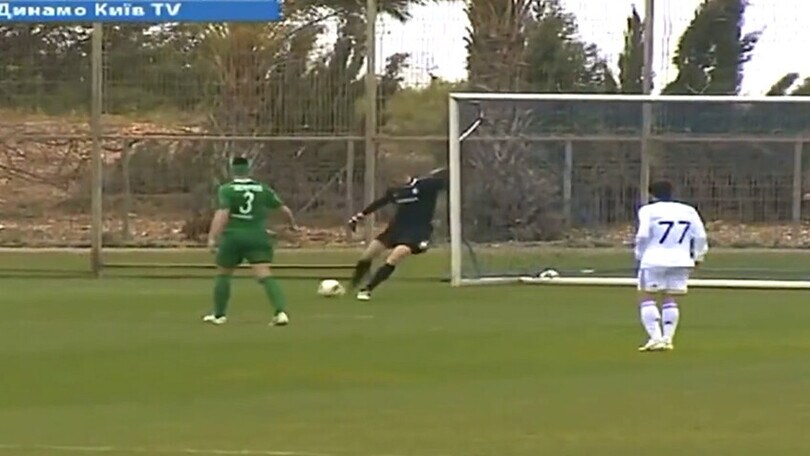 Che assist il vento: il portiere si becca un bell'autogol