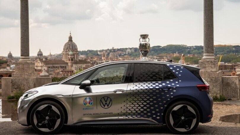 Trophy Tour EURO 2020 al via da Roma su una Volkswagen ID.3
