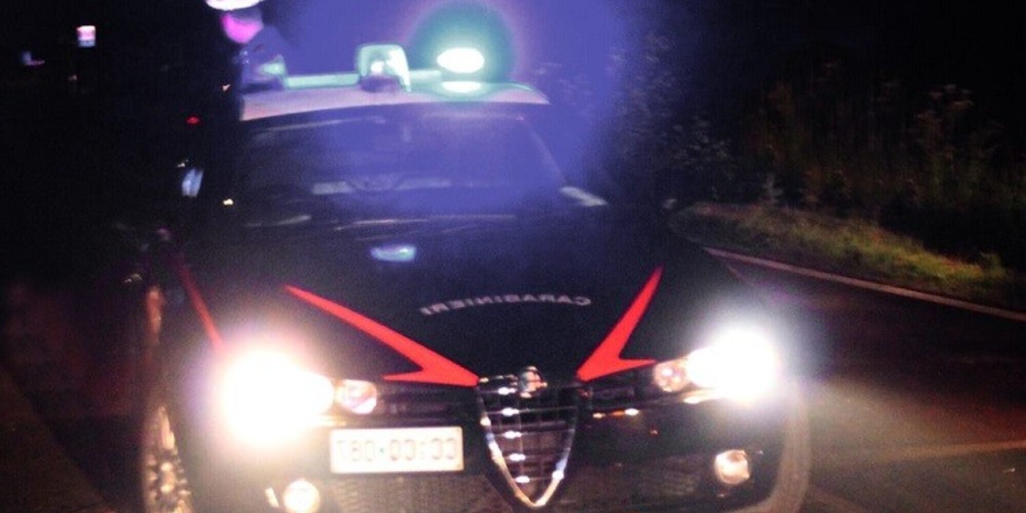Aiuta due automobilisti con la sua Mazda: gliela rubano, si schiantano e vanno a fuoco