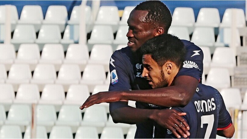 Gol e spettacolo tra Parma e Crotone: la decide Simy