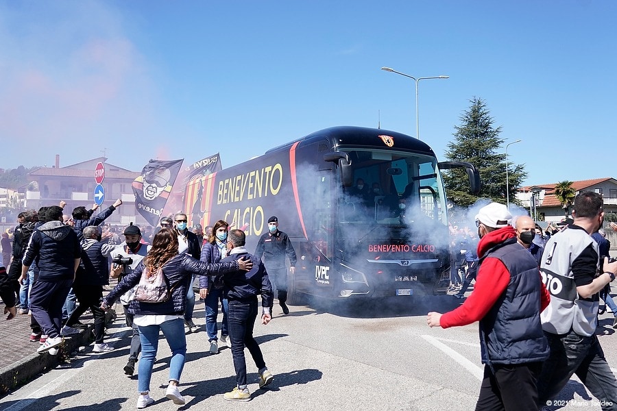 Benevento, i tifosi incitano la squadra all'arrivo del pullman allo stadio