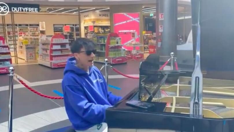 Ultimo improvvisa uno show all’aeroporto di Fiumicino