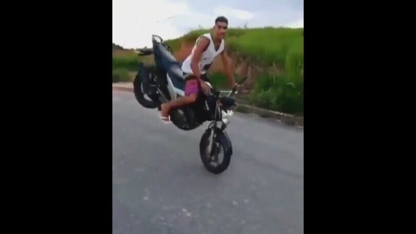 La gara di impennate in moto è una botta.. in testa