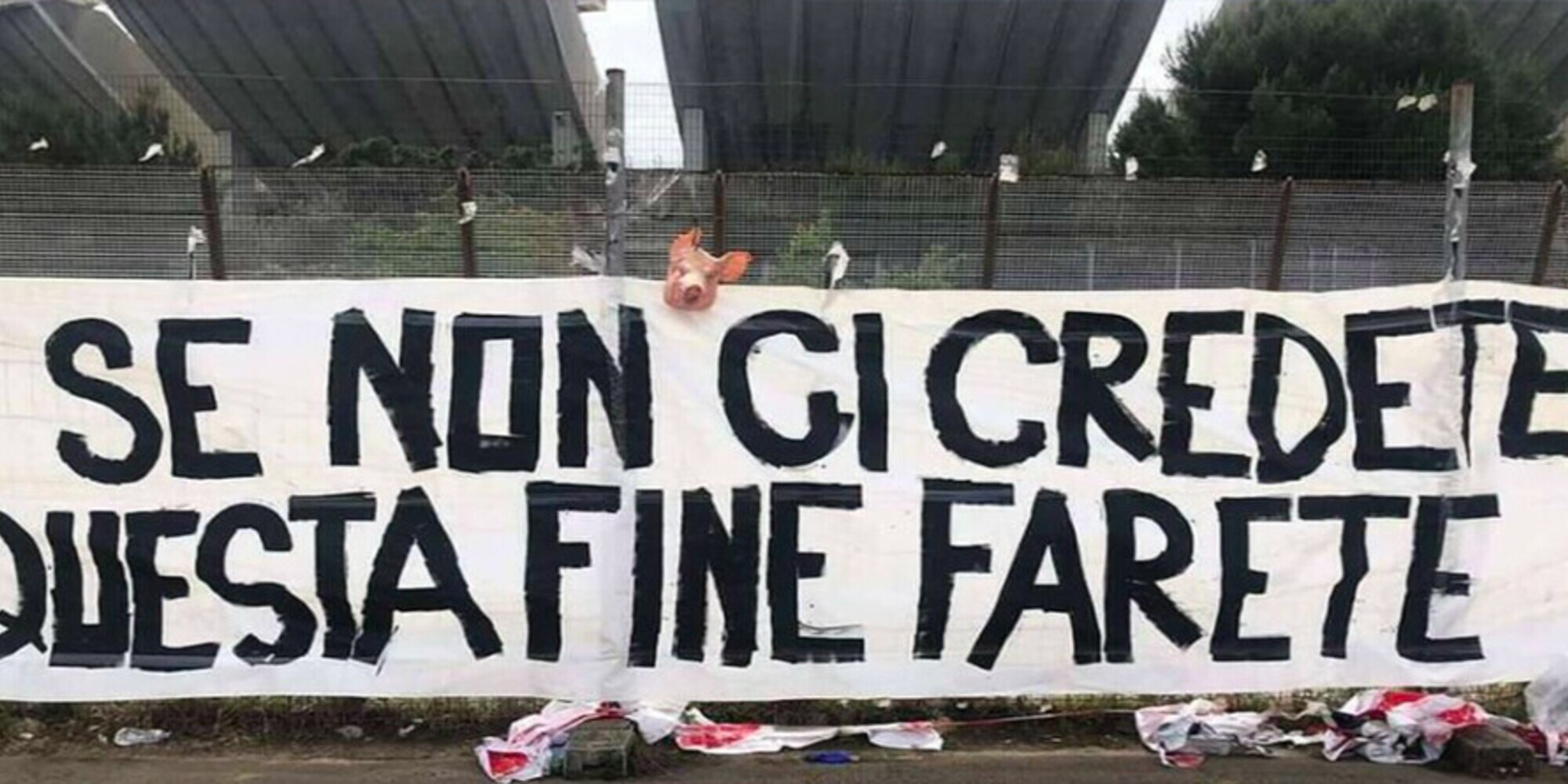 Bari, testa di maiale e striscione intimidatorio al San Nicola