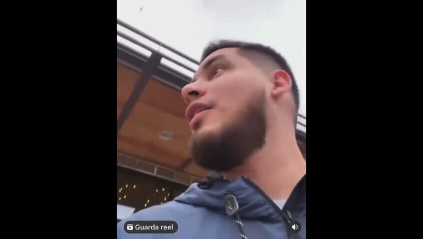 Ci facciamo un selfie? E invece la ragazza prende in pieno il palo