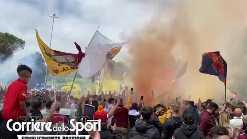 Roma, delirio a Trigoria: i tifosi caricano la squadra in partenza per Manchester
