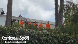 Roma, i giocatori si affacciano da Trigoria per salutare i tifosi!