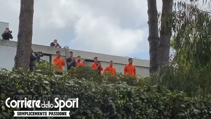 Roma, i giocatori si affacciano da Trigoria per salutare i tifosi!