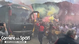 Roma, esce la squadra da Trigoria: tifosi in delirio