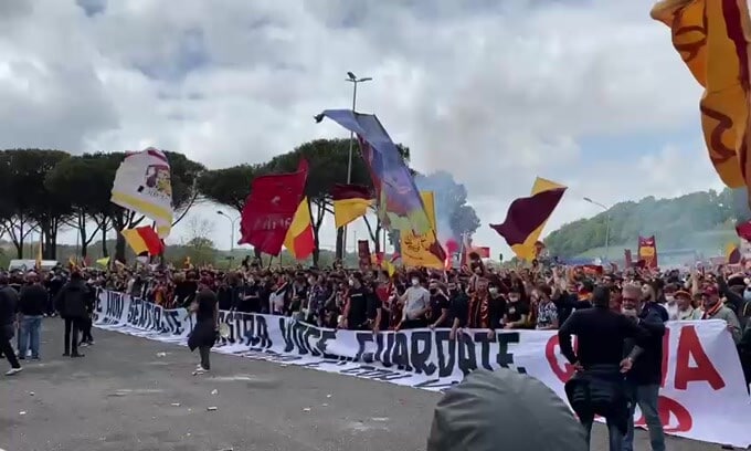 Manchester United-Roma, tifosi in delirio a Trigoria