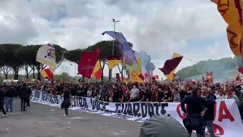 Manchester United-Roma, tifosi in delirio a Trigoria