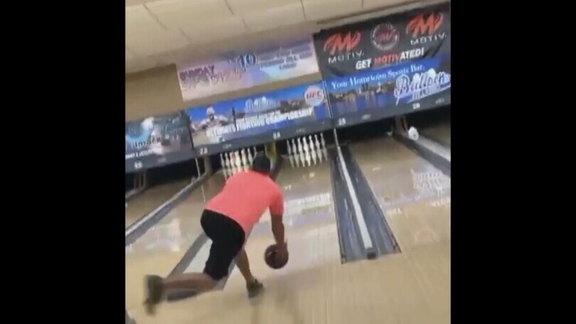 Nelle palla da bowling ci sono le ceneri del papà: lo strike del campione è pazzesco