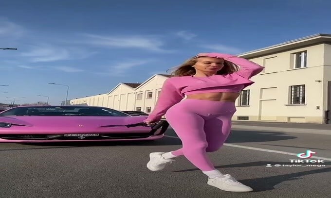Taylor Mega porta al guinzaglio una... Ferrari rosa shocking