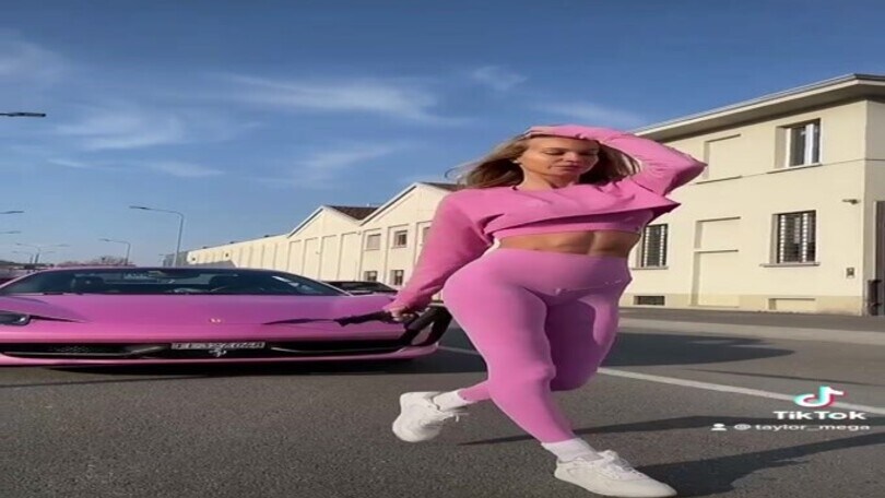 Taylor Mega porta al guinzaglio una... Ferrari rosa shocking