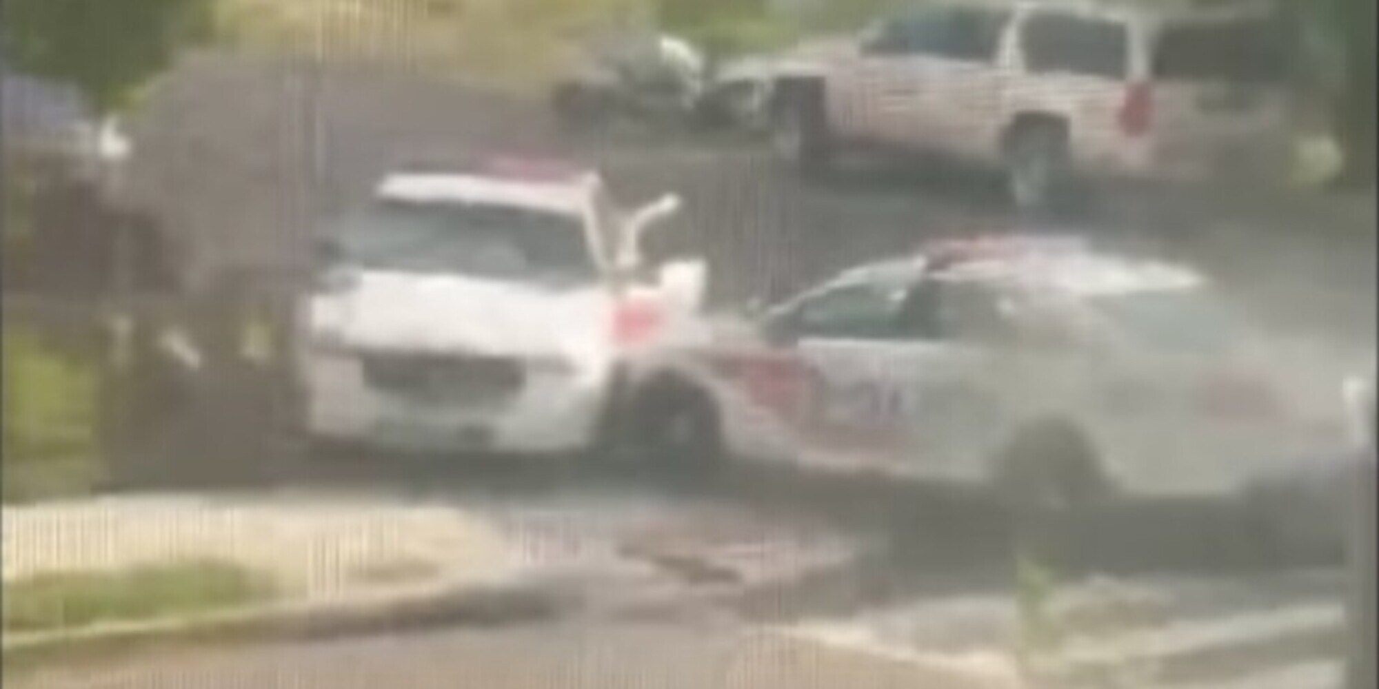Due auto della polizia fanno a gara di velocità e si schiantano