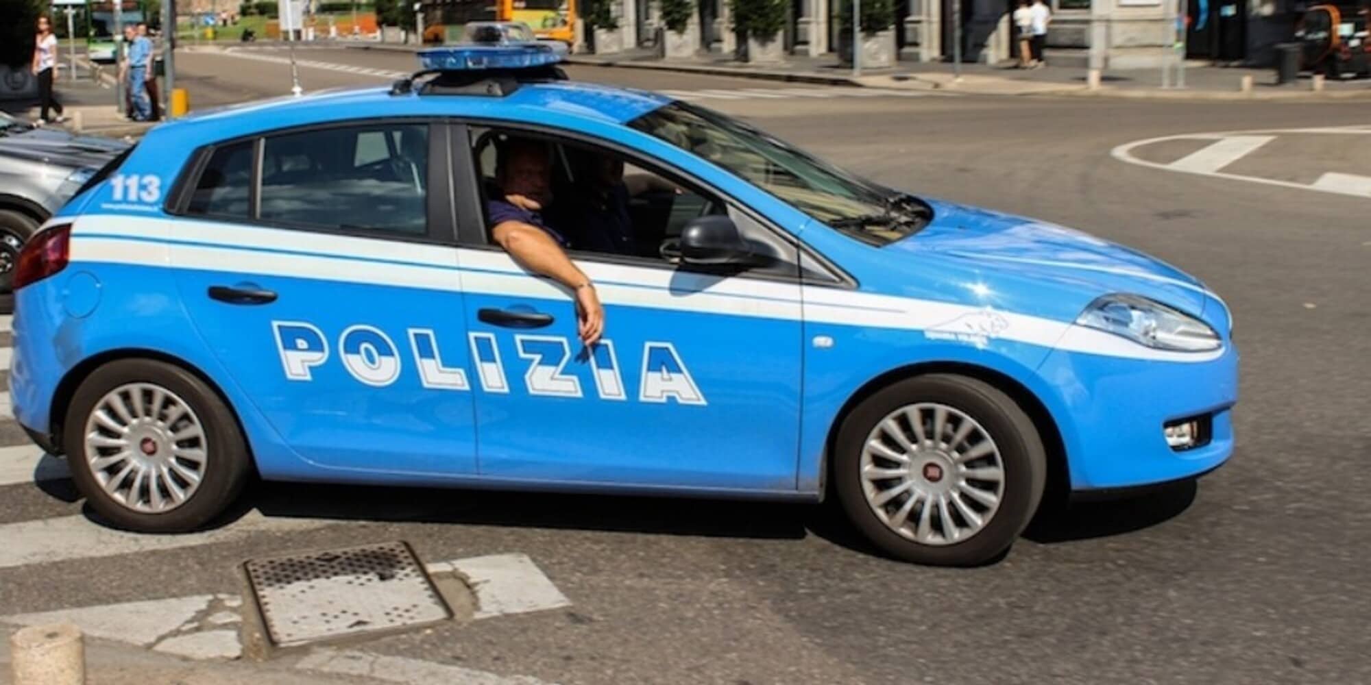 Picchia passanti, fugge in auto e fa un incidente: arrestato