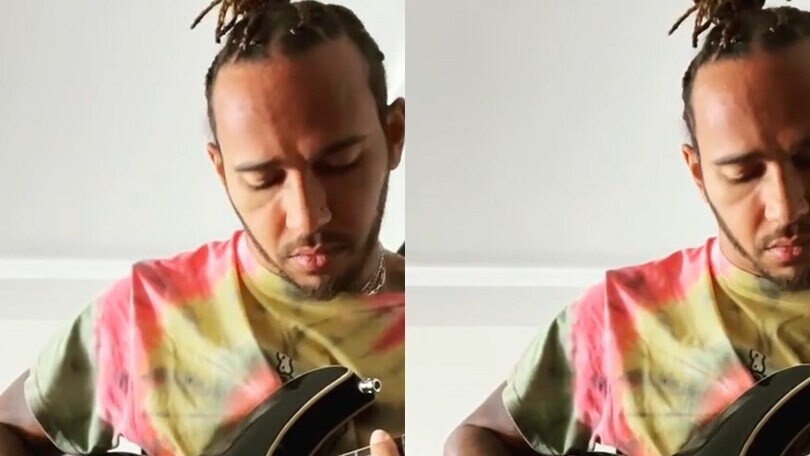 Hamilton suona la chitarra che gli ha regalato David Bowie