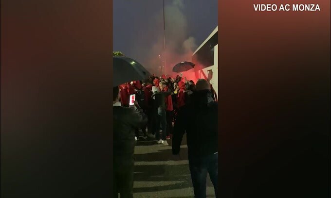 Il Monza torna da Salerno, scatta la festa con i tifosi!