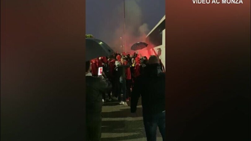 Il Monza torna da Salerno, scatta la festa con i tifosi!