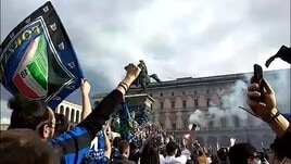 Inter, la festa dei tifosi nerazzurri in Duomo