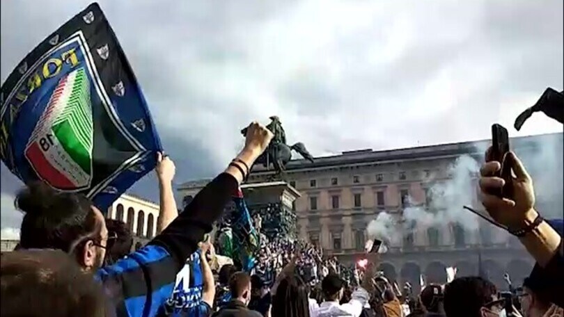 Inter, la festa dei tifosi nerazzurri in Duomo