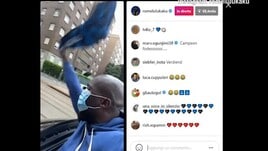 Lukaku show per le strade di Milano: "Campioni campioni"